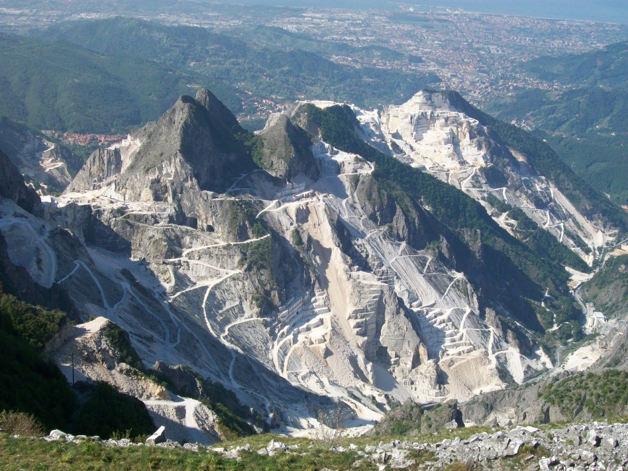 BIANCO CARRARA quarriesBianco-Carrara-quarries.jpg